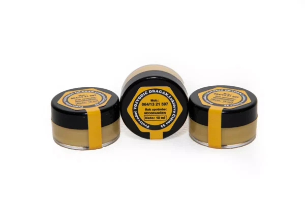 krema-za-usne-med-vojvodic-002-69304afd71747 Krema (mast) za usne - Med Vojvodić